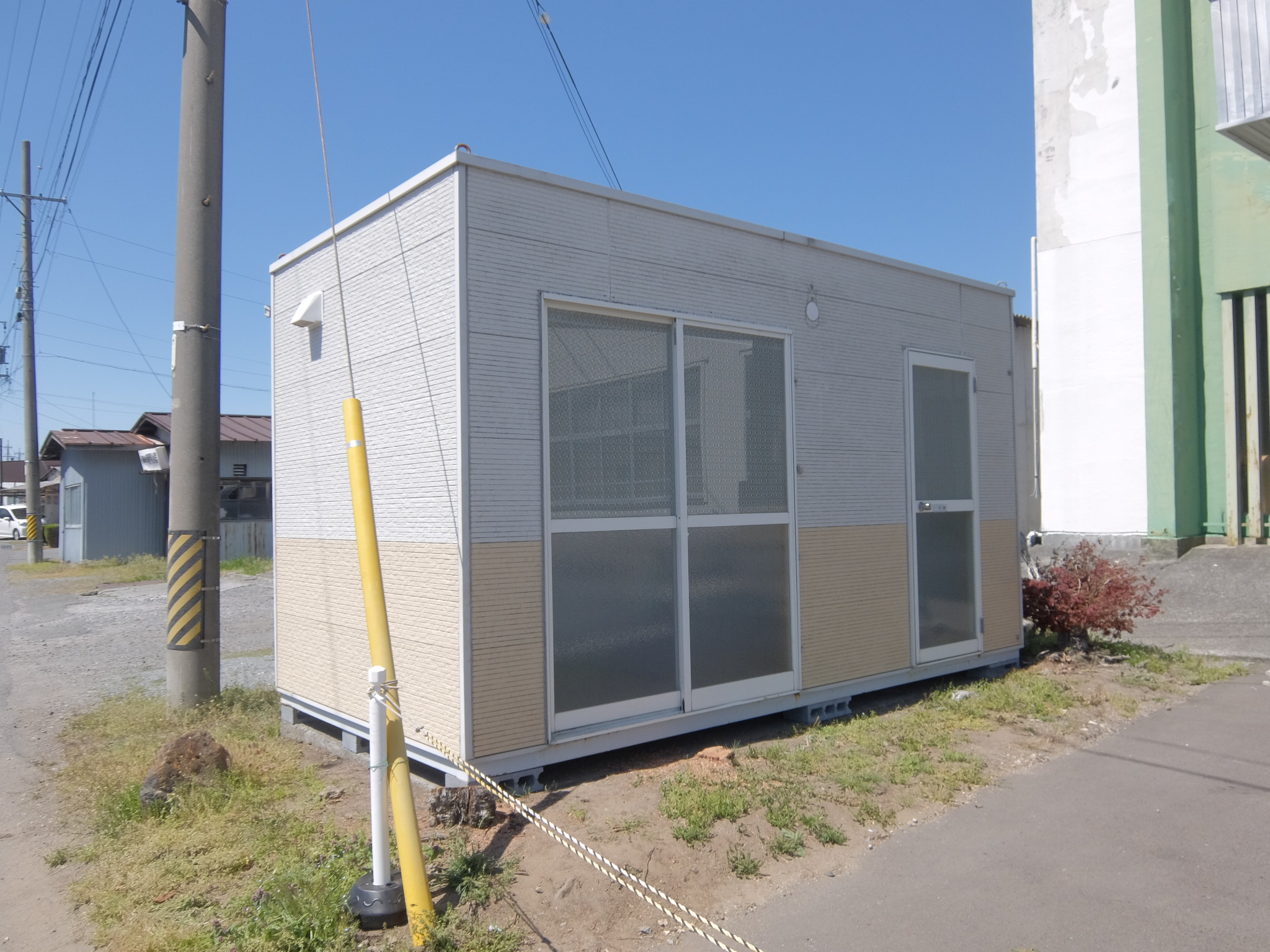 玄関側プレファブ事務所